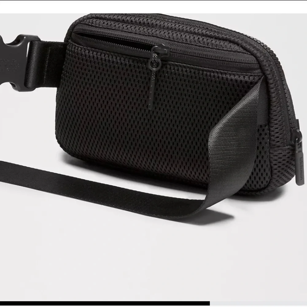 lululemon everywhere belt Bag knit mesh black color one size 1L NWT - Picture 3 of 12